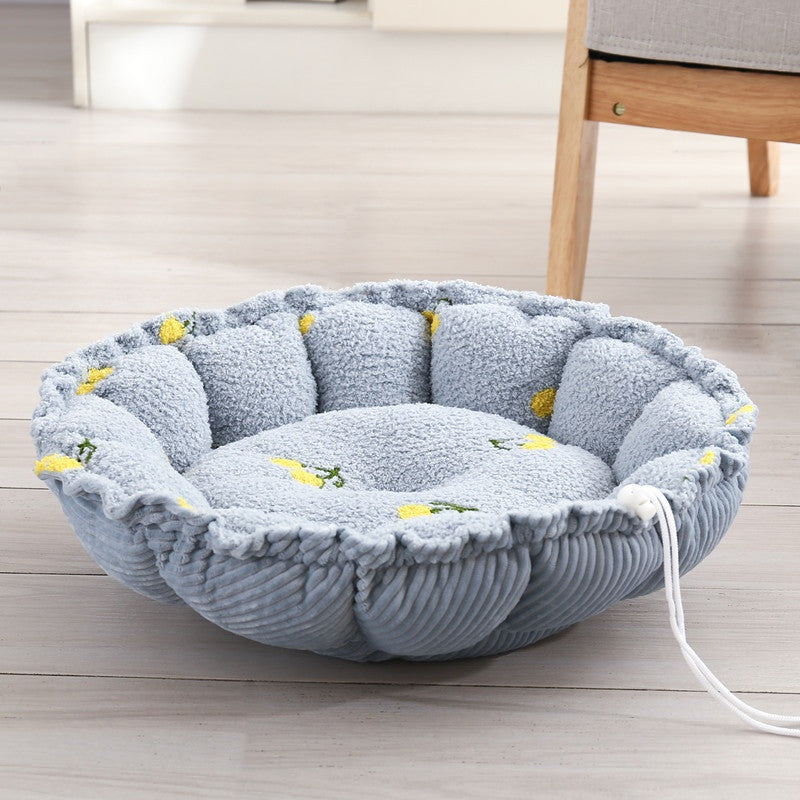 Round petal-shaped plush cat nest, blue grey with yellow lemon motifs, with a white drawstring
