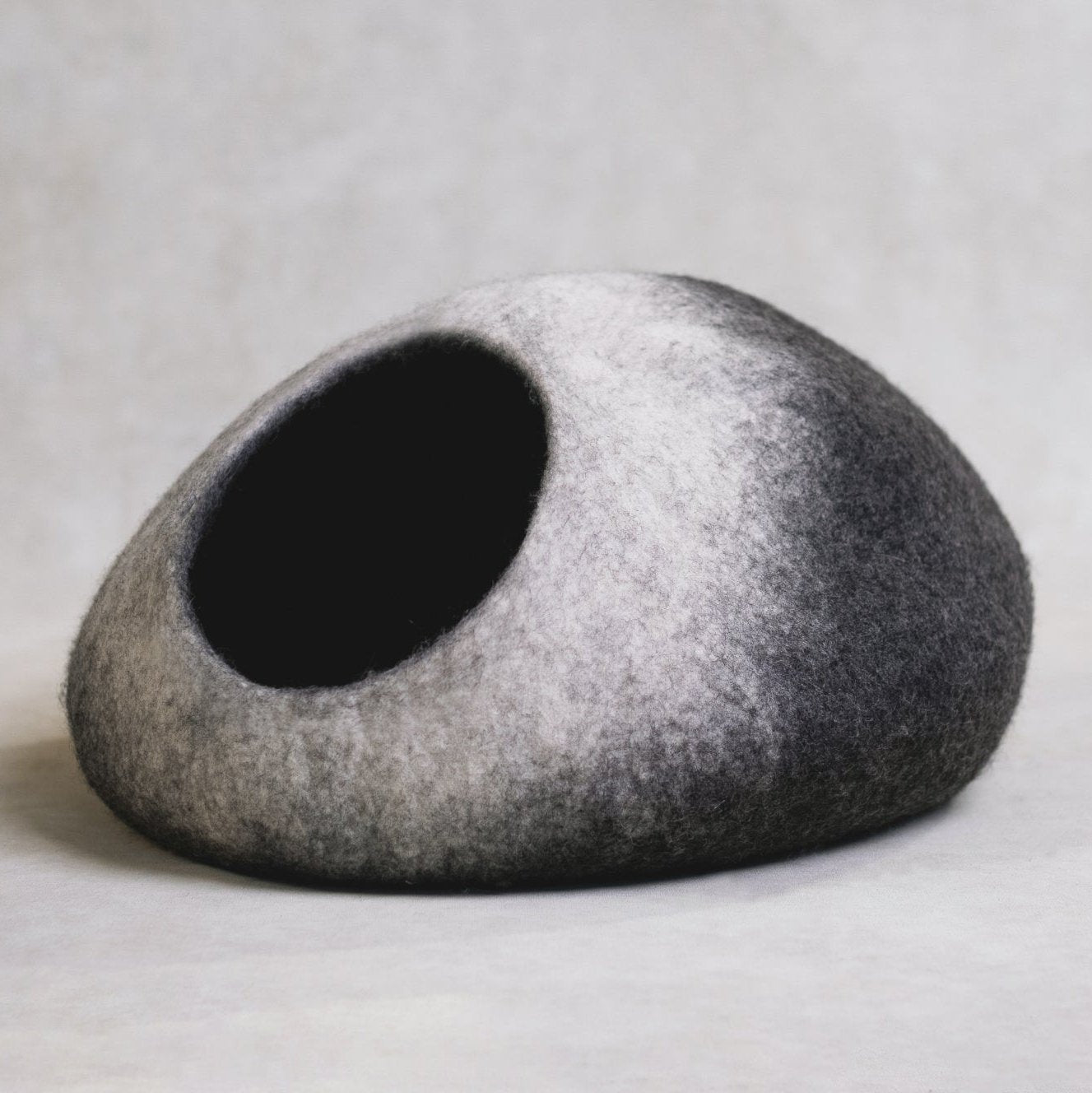 Gradient Wool Felt Cat Cave for Indoor Cats & Kittens, Modern Calming Hideaway Bed for Hiding & Napping, for Living Rooms, Bedrooms & Quiet Corners